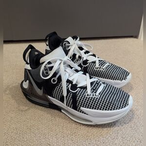 LeBron Witness VII Basketball Shoes